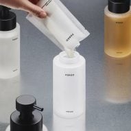 Met de hand bijvulbare Forgo-fles van glas met geconcentreerd zeeppoeder