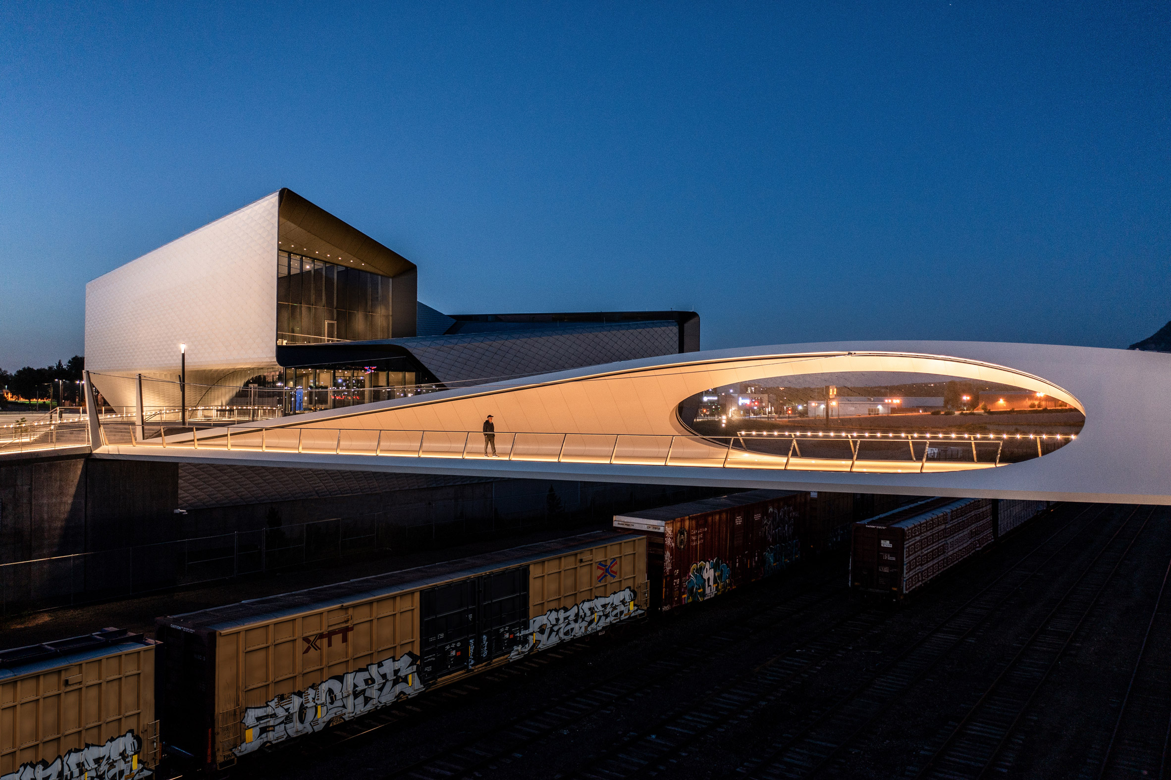 https://static.dezeen.com/uploads/2021/07/park-union-bridge-diller-scofidio-renfro-architecture-colorado-springs-olympic-paralympic-museum-jason-o-rear_dezeen_2364_col_6.jpg