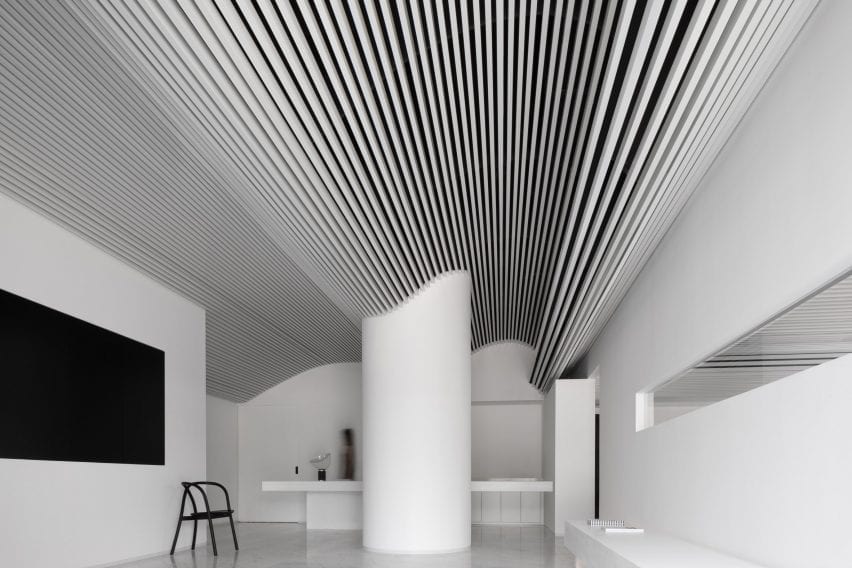 The Runxuan textile office has white interiors