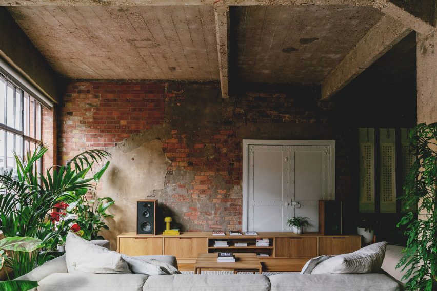 Lounge dengan bufet khusus di apartemen gudang St John Street oleh Emil Eve Architects