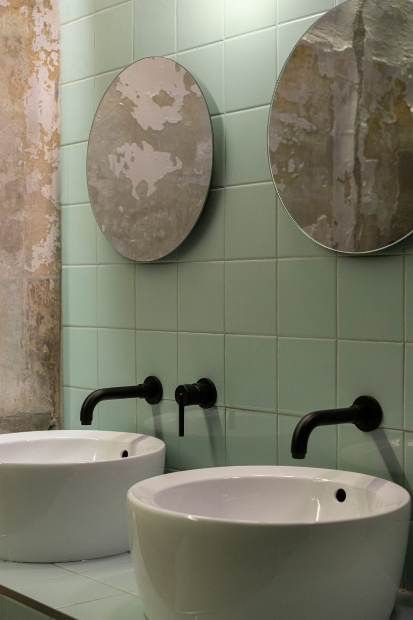 حمامی با کاشی های سبز نعناع و بتن نمایان