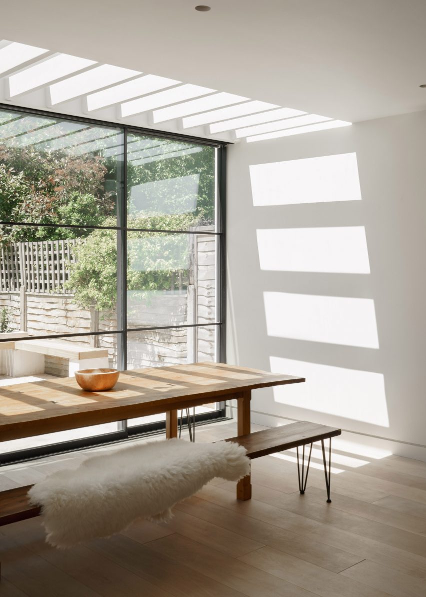 Perpanjangan dapur dan ruang makan dengan skylight di T-House oleh Will Gamble Architects