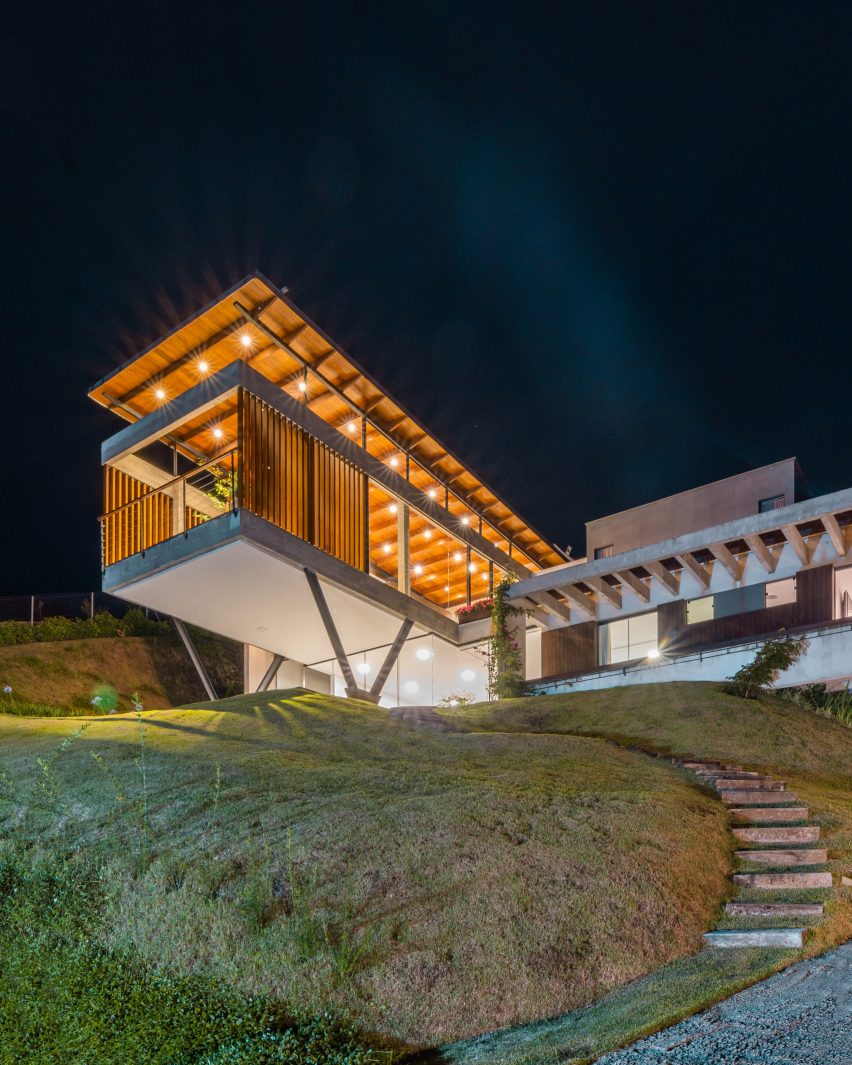 tkn house otp arquitetura brazil architecture dezeen 2364 col 0 852x1065 - Căn biệt thự nghỉ dưỡng ở trên núi thiết kế hiện đại ấn tượng