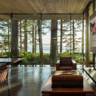 Living room in Canadian House by Olson Kundig