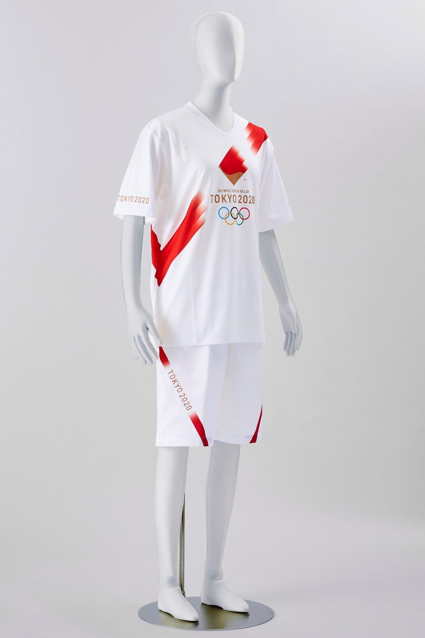 Celana pendek pembawa obor dan T-shirt seragam Olimpiade