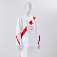 东京2020年奥运会火炬手穿着由回收瓶子制成的制服
