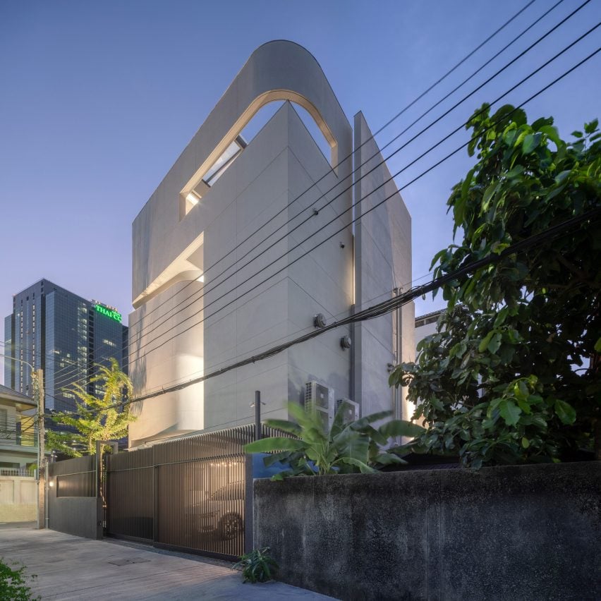 Side view of the facade of Sunset view of the exterior of 55 Sathorn house by Kuanchanok Pakavaleetorn Architects