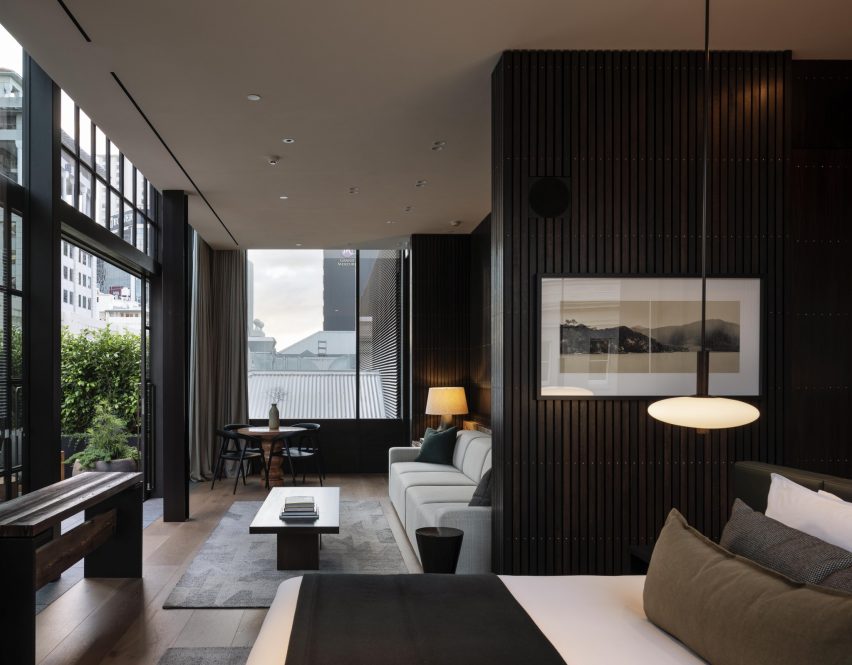 Suite hotel dengan panel kayu