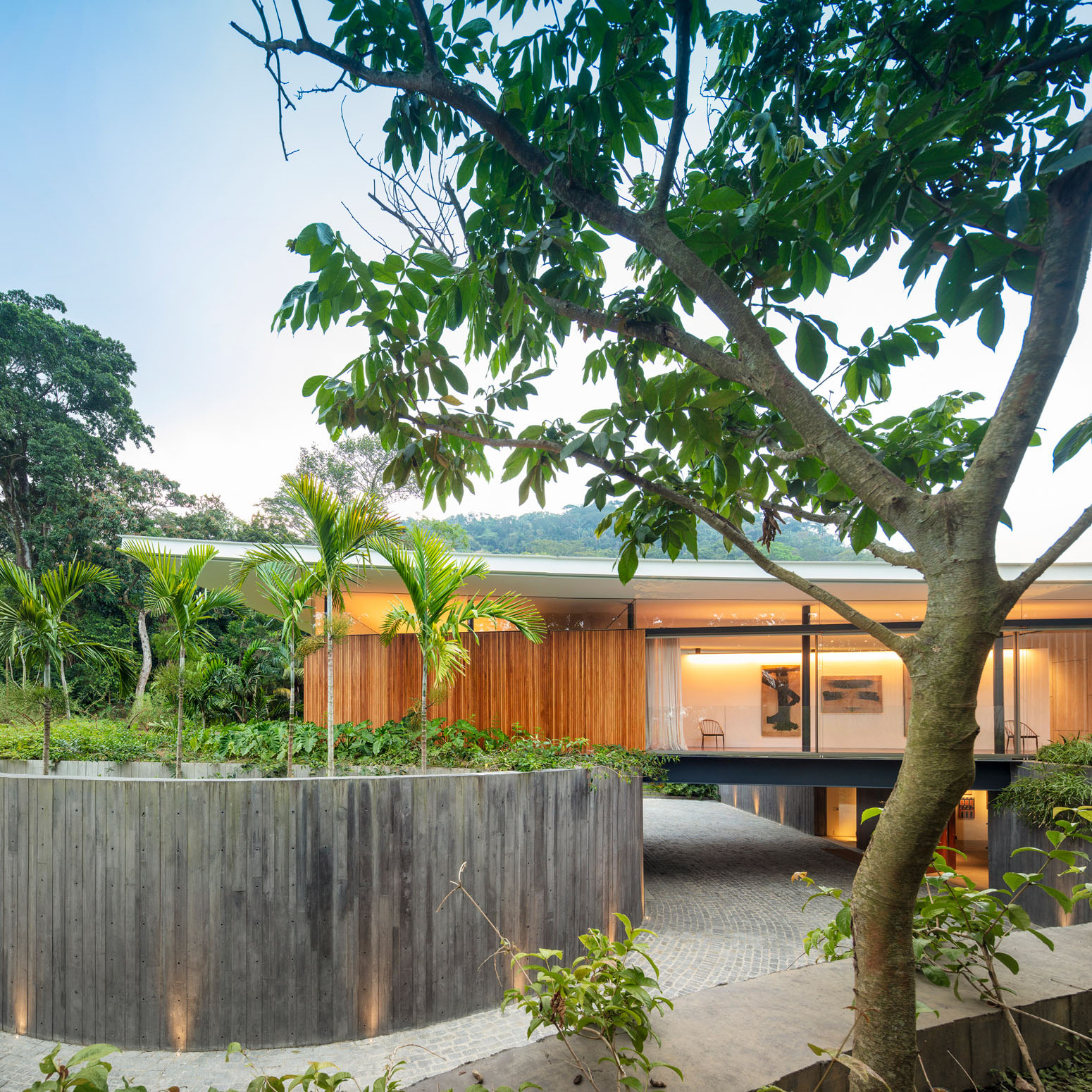 Afscheid Van Vermindering Bernardes Arquitetura tops Rio de Janeiro villa with wing-shaped roof