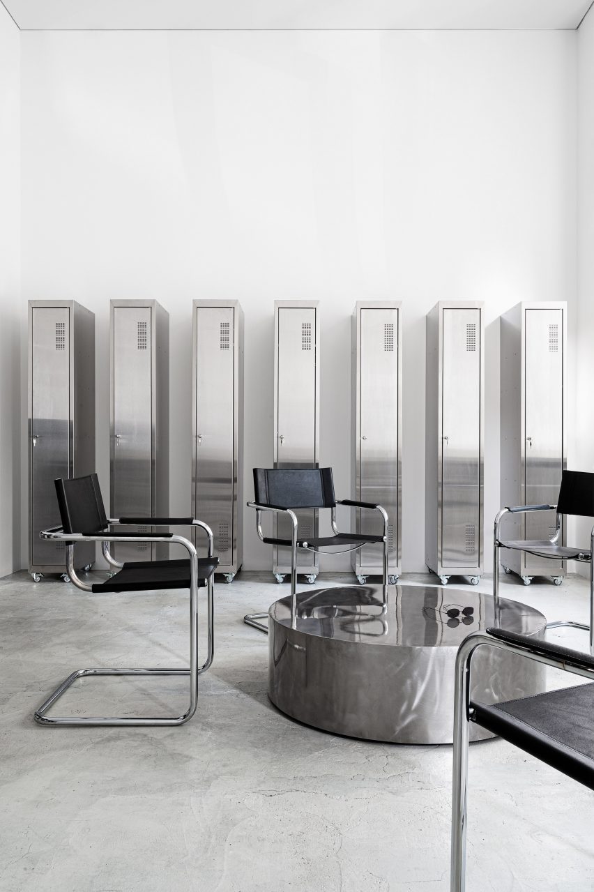 صندلی های S34 توسط Mart Stam با میز قهوه استوانه ای شکل کروم و قفسه در سالن تاتو توسط Balbek Bureau