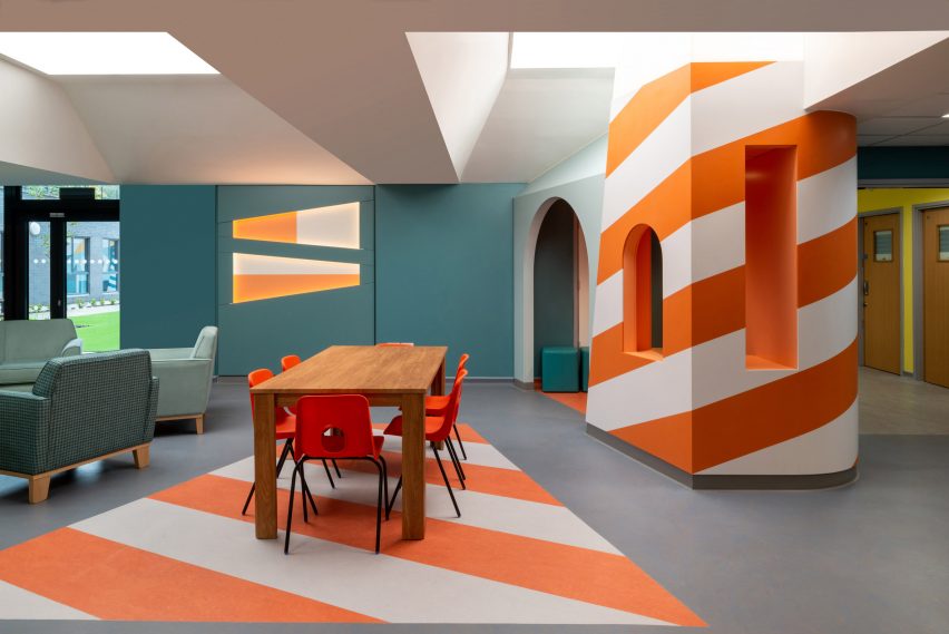 فانوس دریایی و نورگیر در امکانات سالن عمومی در واحد بهداشت روانی CAMHS ادینبورگ