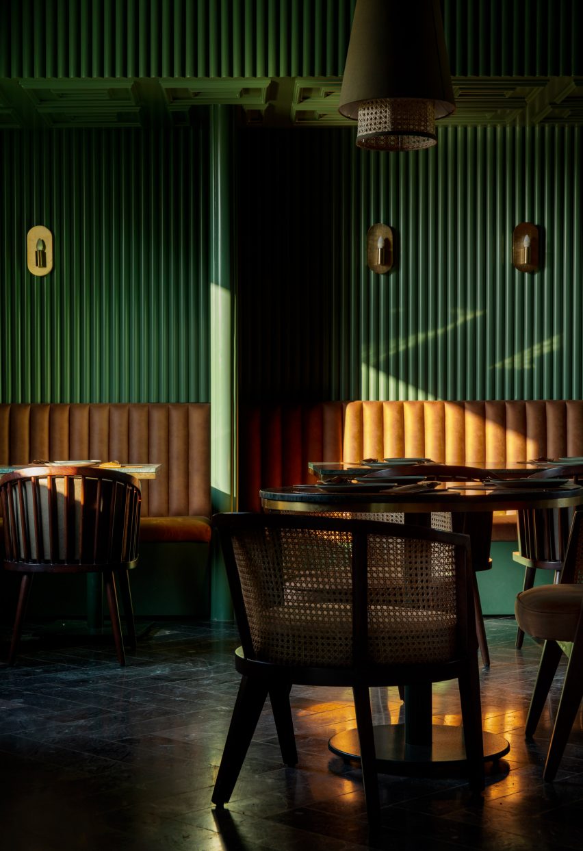 Las paredes verdes y el suelo de Elgin Cafe
