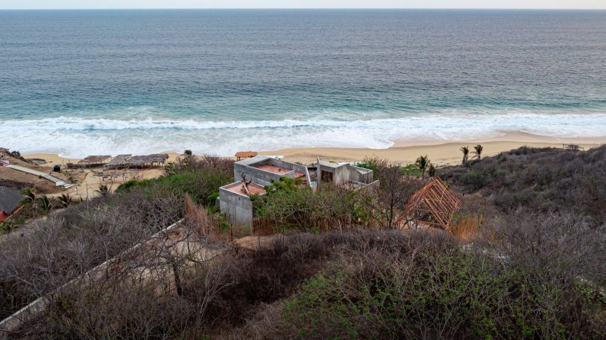 Una casa de hormigón con vistas a la playa de Gaza del Sapo Zapodenko por Espacio 18 Architectura