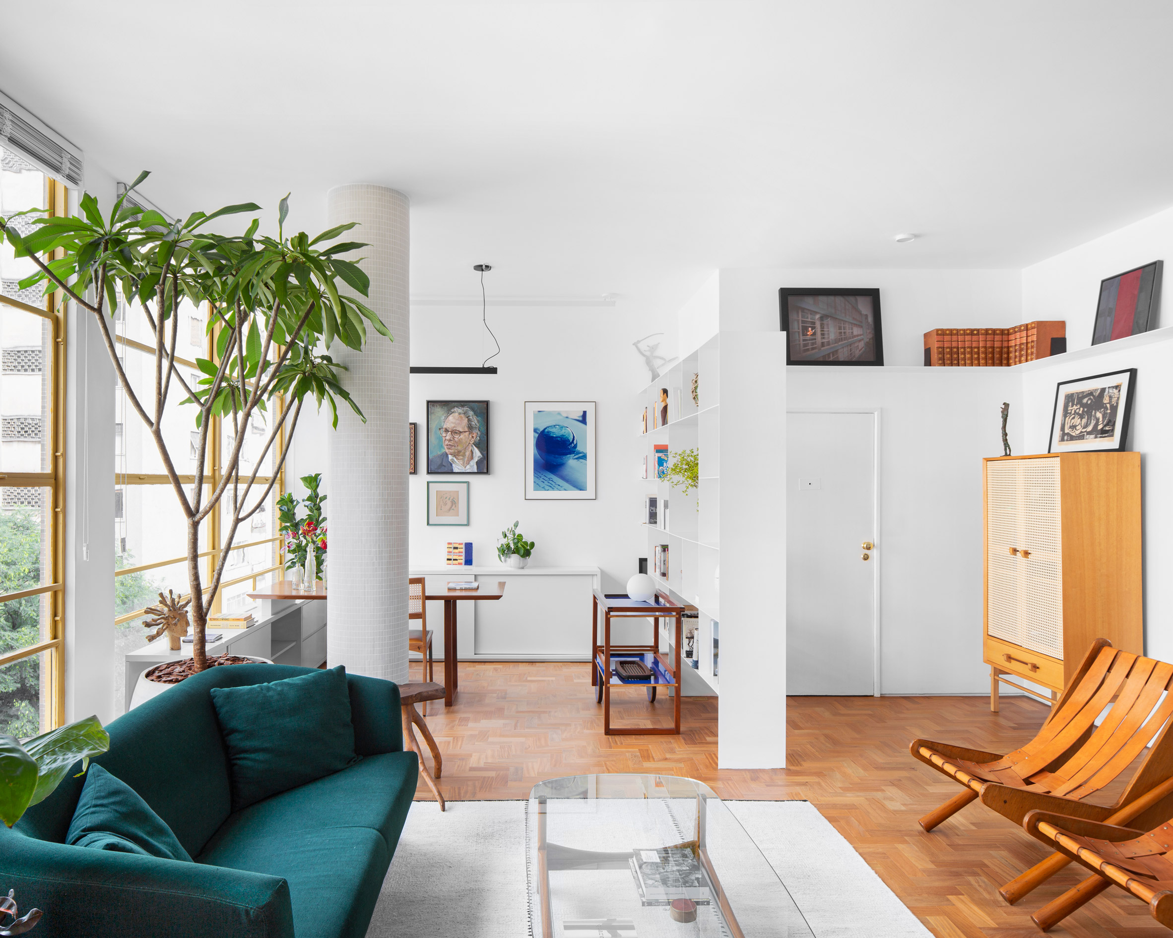 Velvet sofa in Social lounge in Louveira Apartment by Ana Sawaia