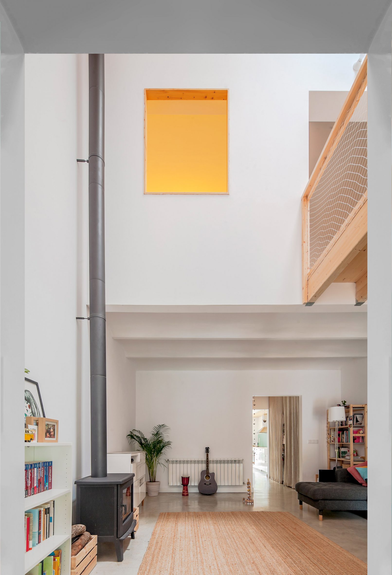 The home by SAU Taller d'Arquitectura has a double height living area
