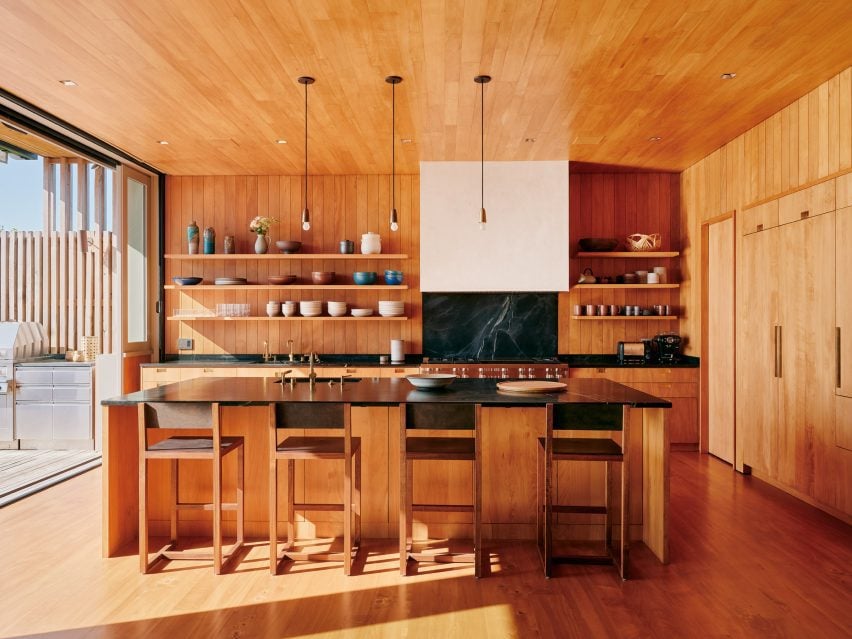 Кухня с деревянными панелями в Surf House