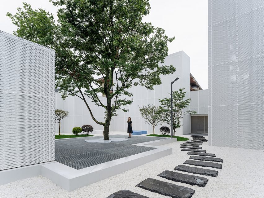 Courtyard with white pebbles, stone path and central tree in Duoyin bookstore