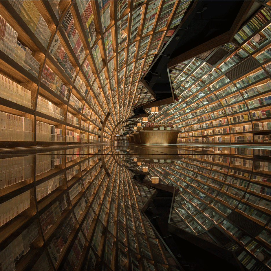 扬州樟树格书店的隧道内部