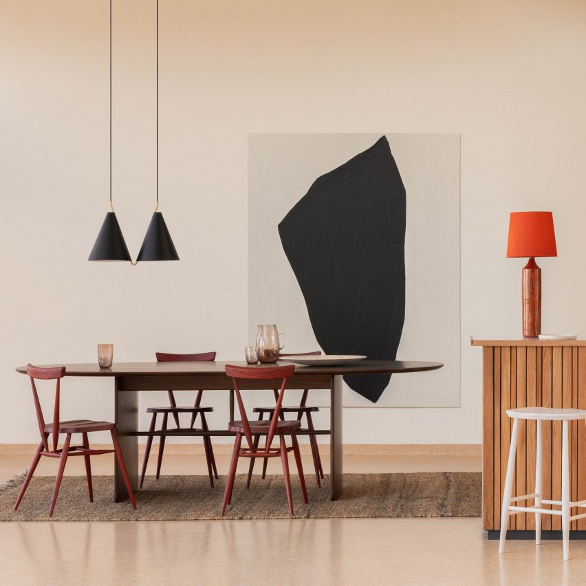 Pengaturan ruang makan oleh L.Ercolani dengan kursi kayu merah