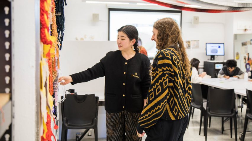 Mahasiswa Desain Parson melihat pameran tekstil