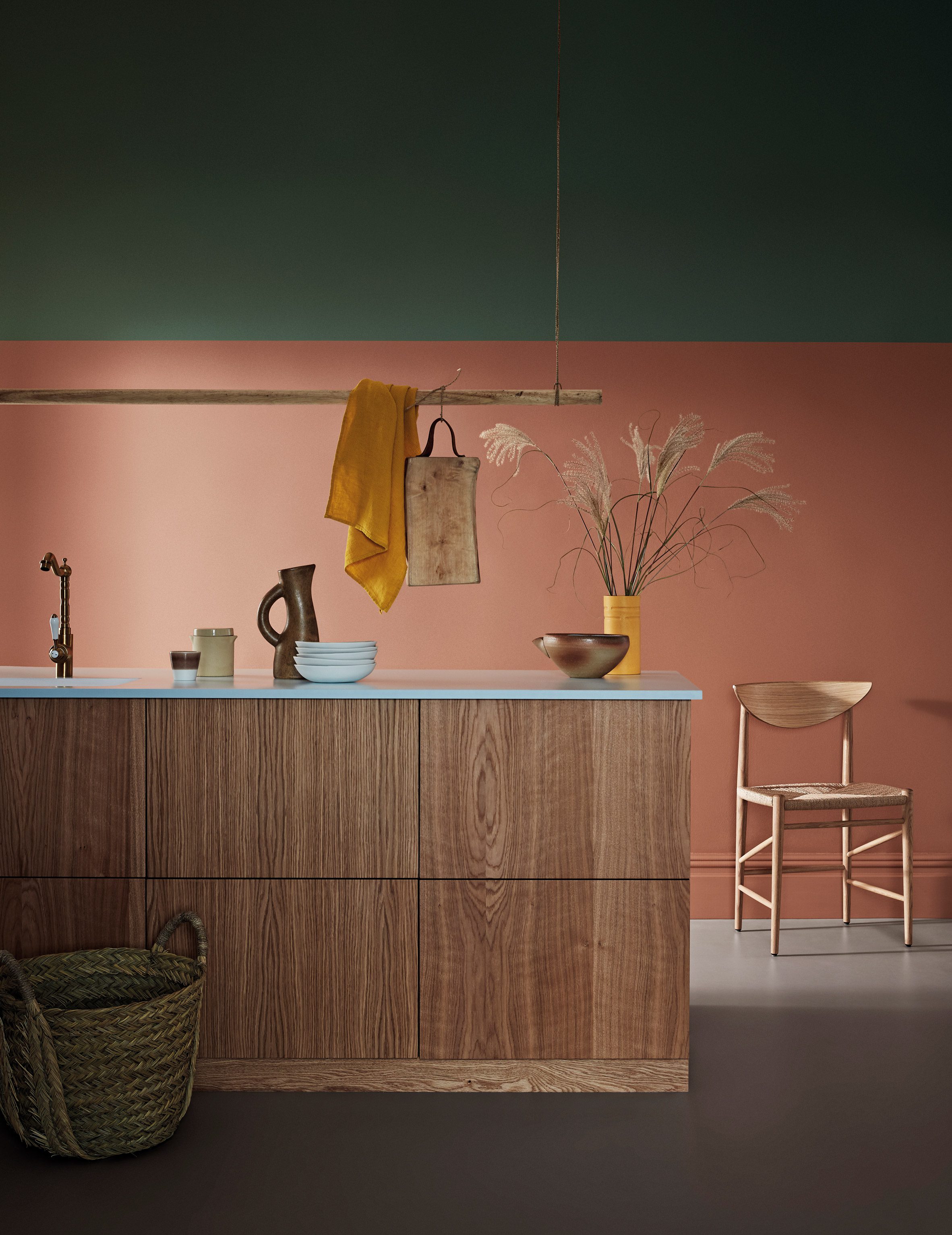 Crown Paints AW21 Trends dapur kayu dengan dinding merah muda kehitaman dan hijau hutan