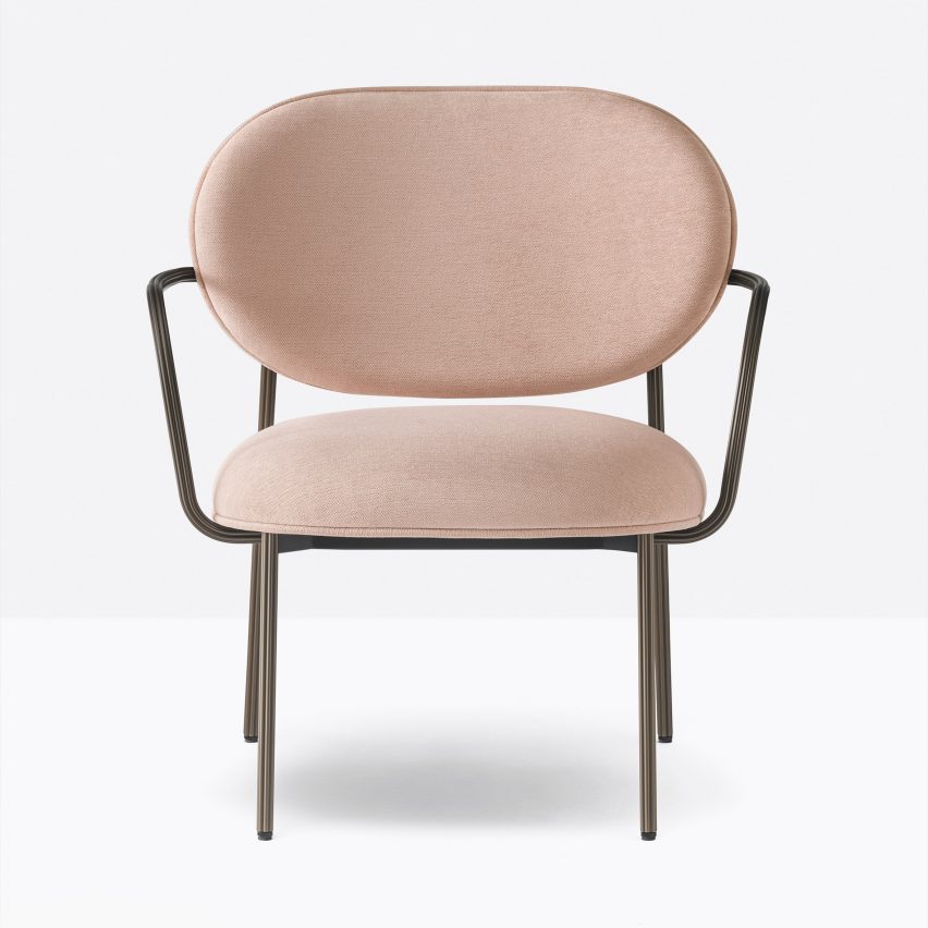 Blume lounge chair oleh Sebastian Herkner untuk Pedrali dalam warna pink