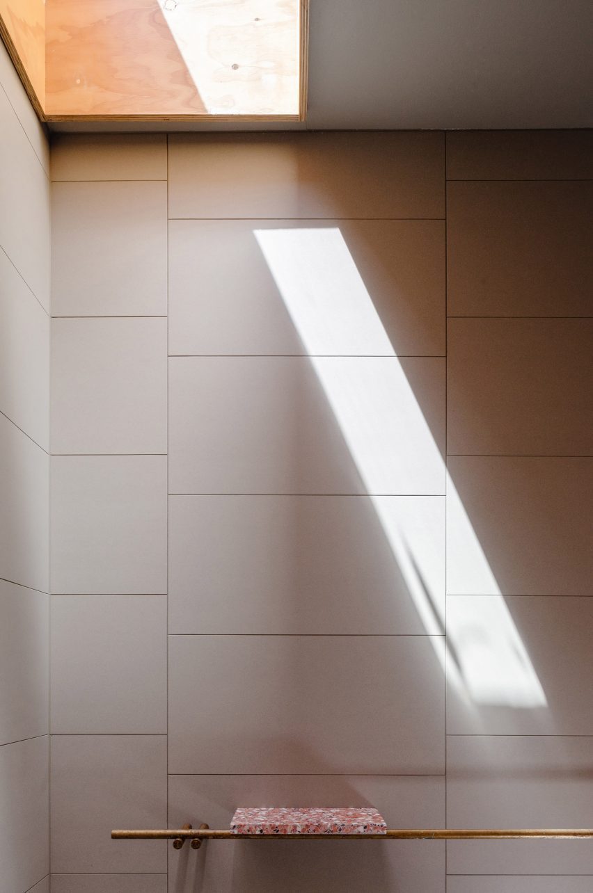 Minimal interiors in the shower room
