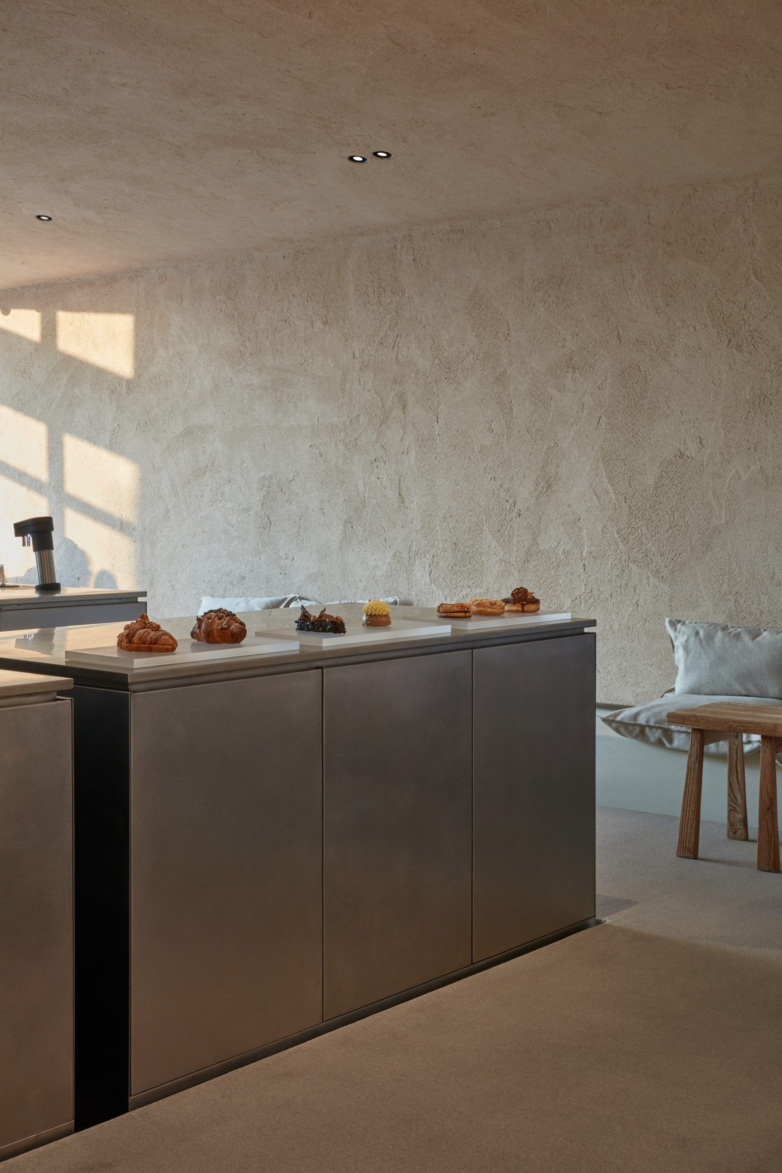 A kitchen counter and sandy wall with Arakabe finish
