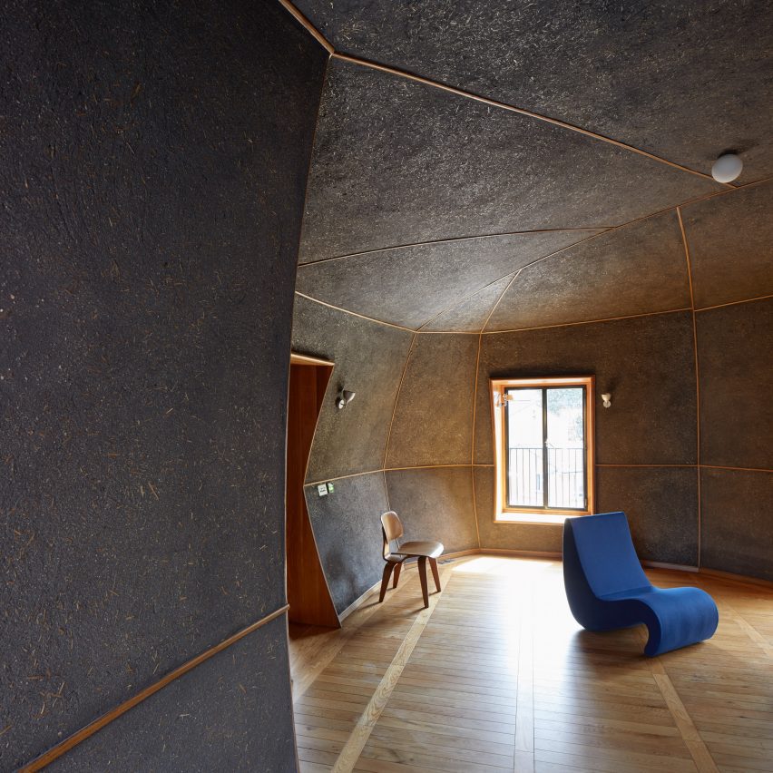 A blue chair inside a room covered in Arakabe clay plaster