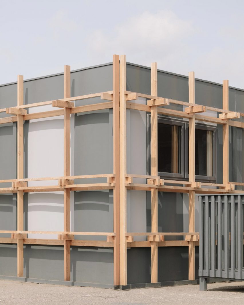 Kerangka kayu Sekolah Keterampilan Konstruksi oleh EBBA Architects