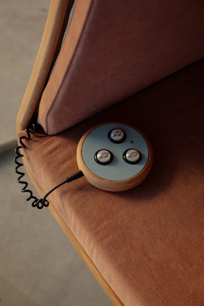 Remote control of Oto hugging chair
