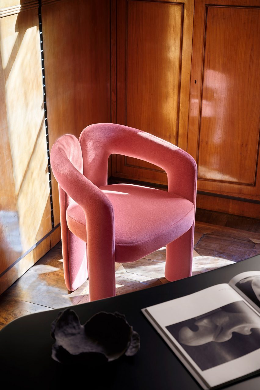 一张粉红色的Dudet餐椅