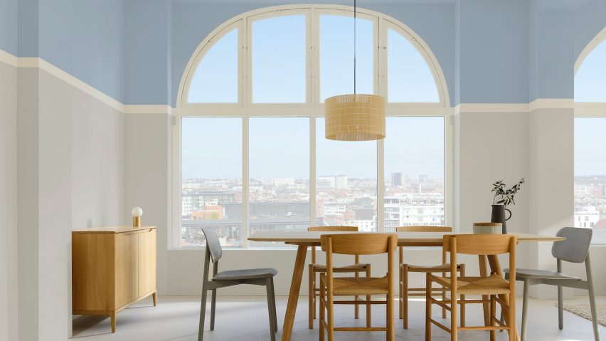 Ruang makan yang dicat dengan warna langit biru Dulux