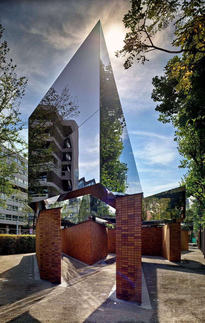 A mirrored sculpture at the Dutch Holocaust Memorial of Names