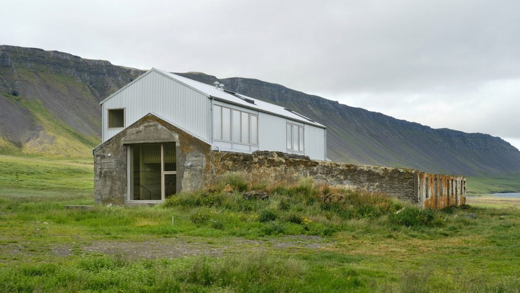 Studio Bua transforms derelict Icelandic farm building into artist’s studio