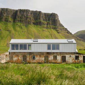 在冰岛的一个转换的农厂大厦