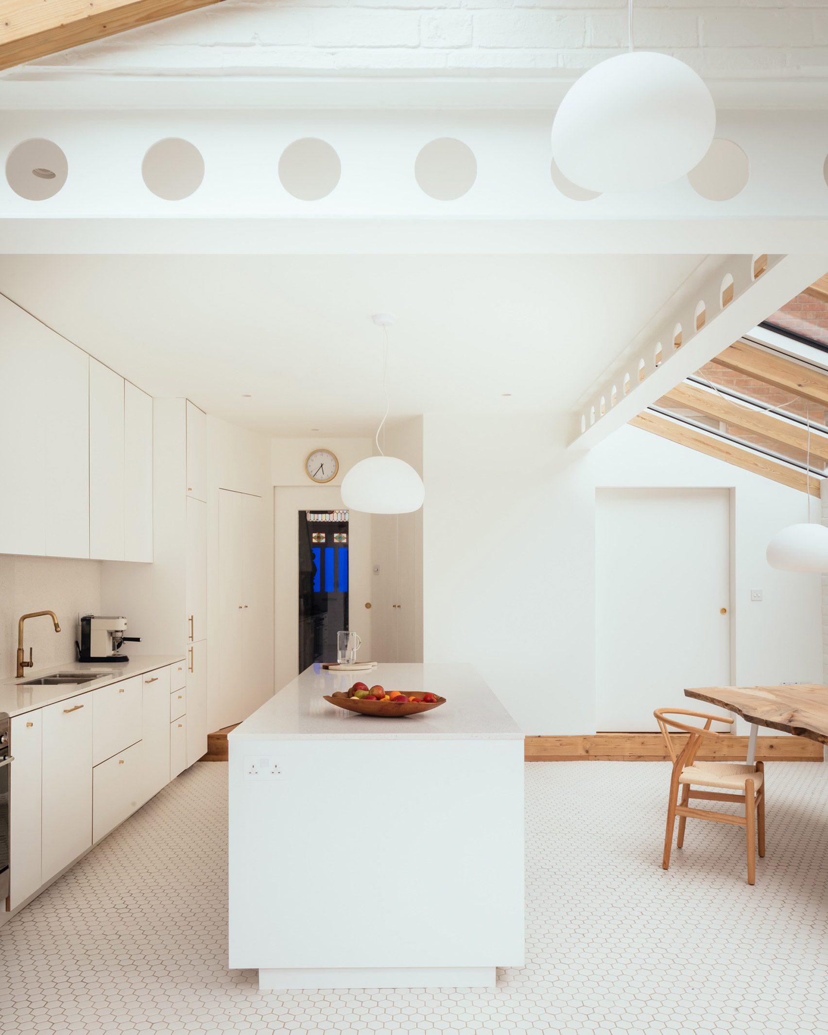 Interior dapur serba putih