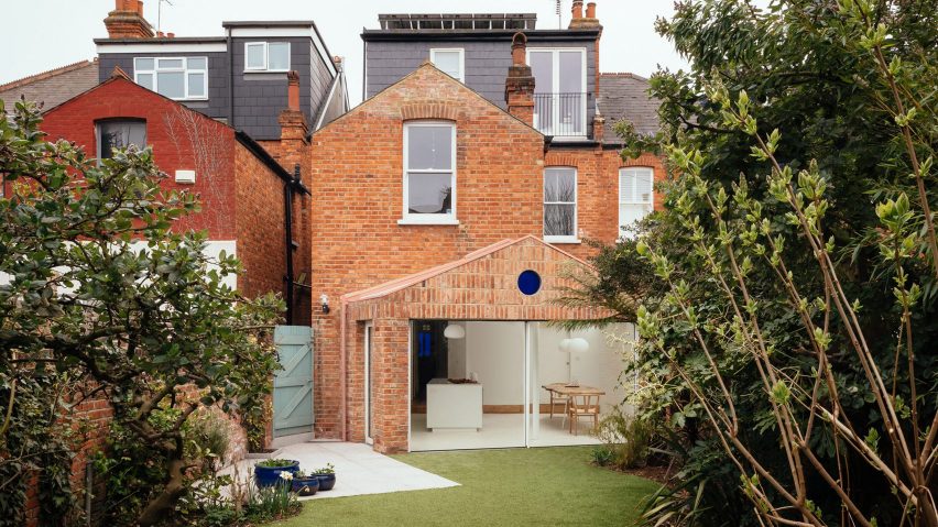 A brick house extension by VATRAA