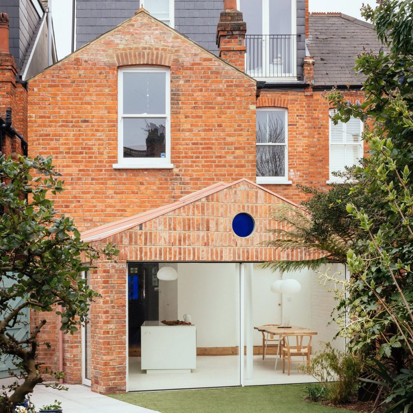 A brick house extension by VATRAA