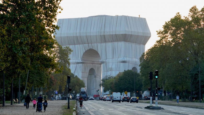 L'Arc de Triomphe Wrapped by Christo and Jeanne-Claude