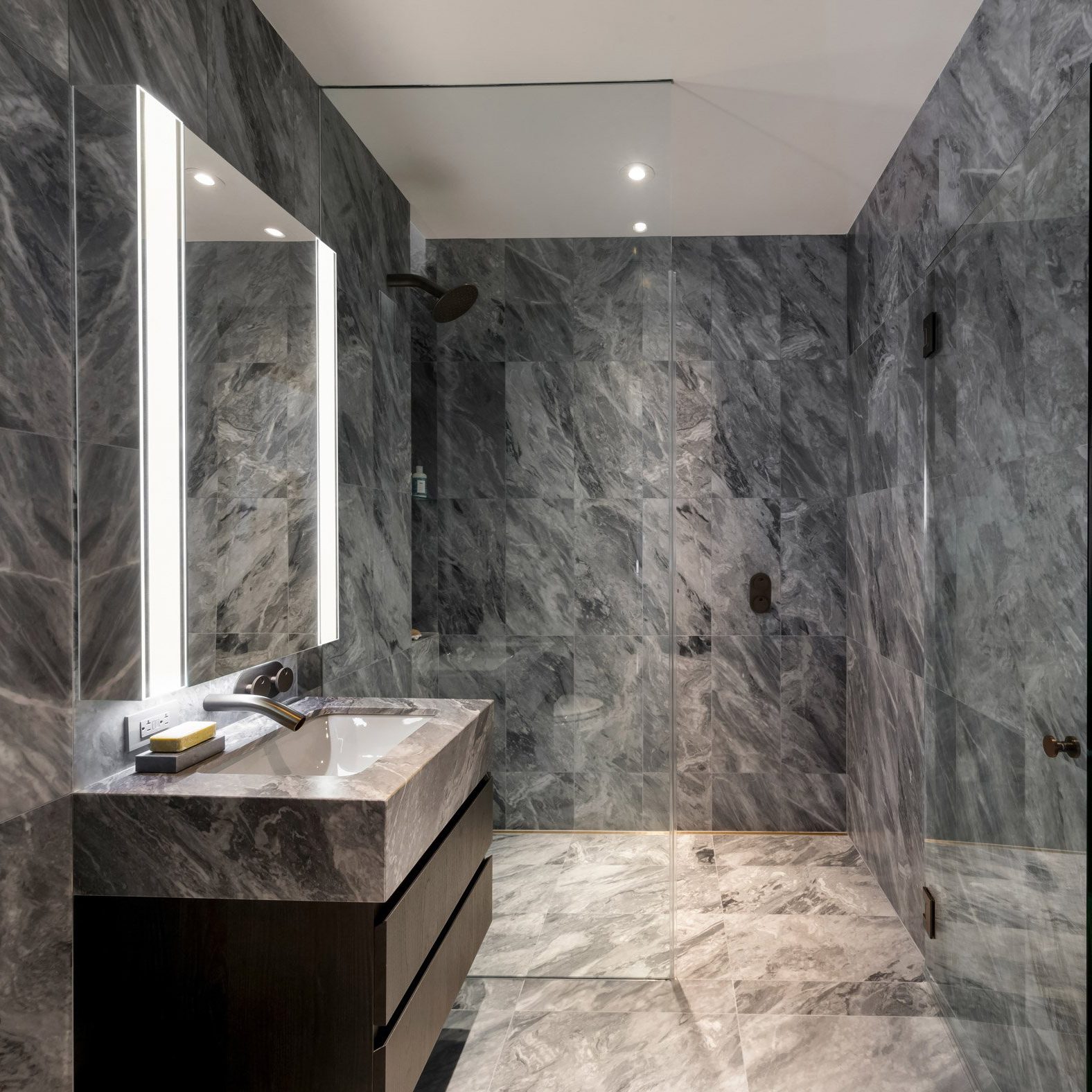 Ten bathrooms that celebrate the variety of veiny marble