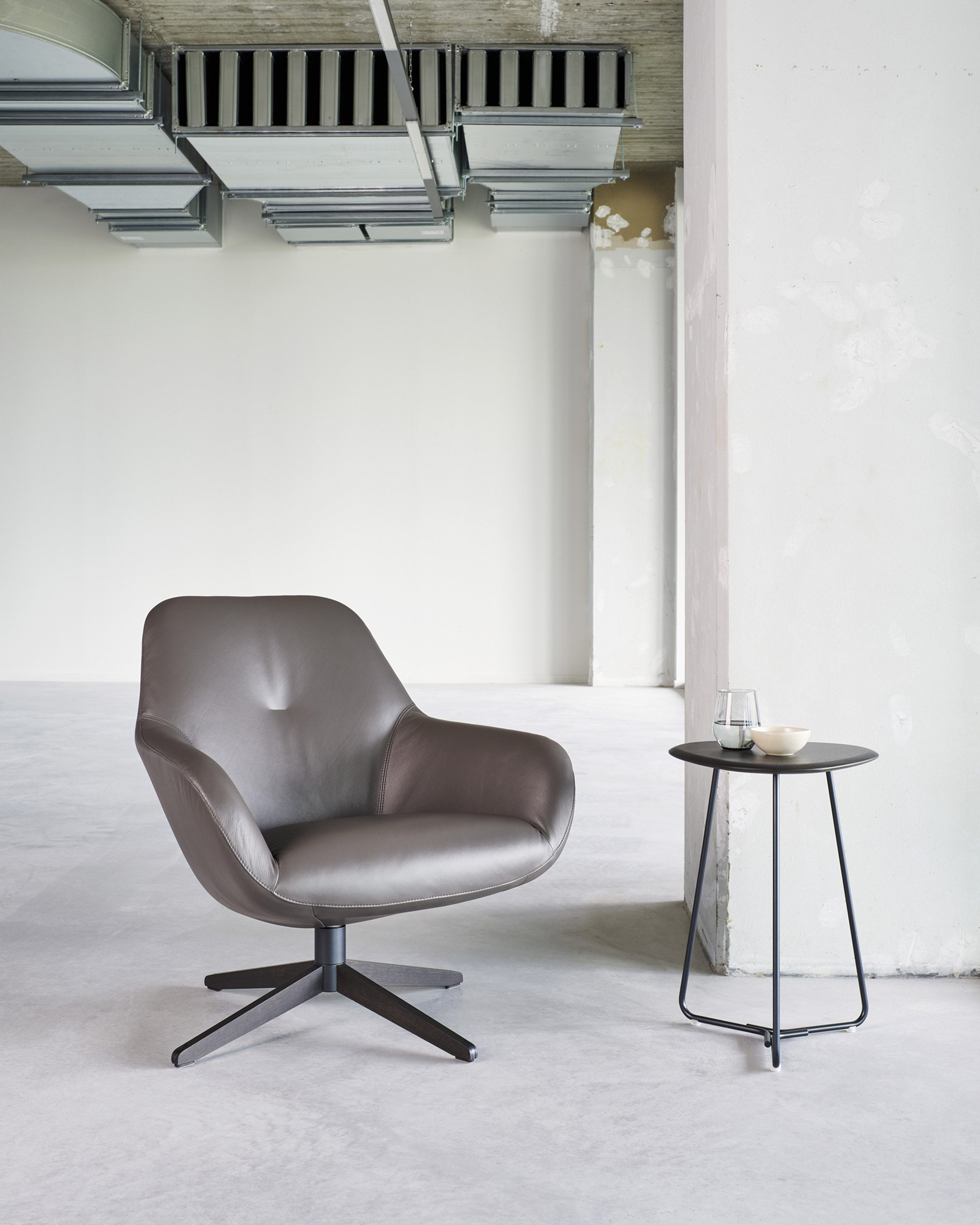 A low-backed LXR03 swivel chair