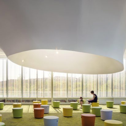 Woman and child, Springdale Library, Brampton Canada, RDHA Architects 2019 by Nic Lehoux Photographie Architecturale