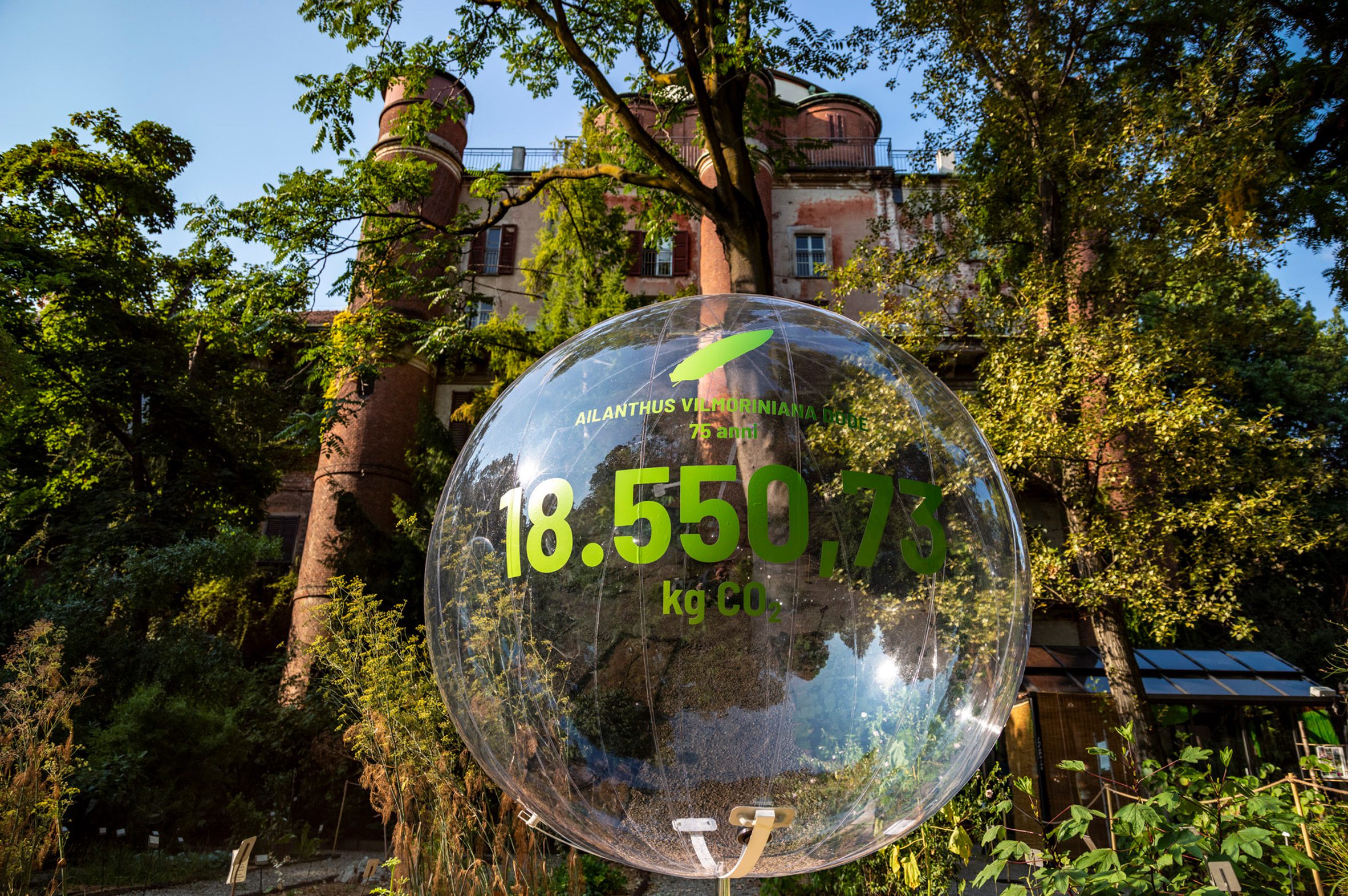 Transparent bubble bearing the figure 18,550.76 kilograms of CO2
