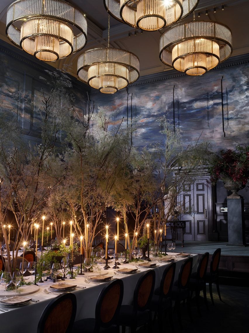 Interior del salón de banquetes diseñado por Roman y Williams con candelabros en capas