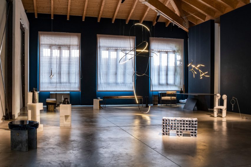 Rick Owens dalam pameran dialog oleh Galerie Philia selama pekan desain Milan 2021 
