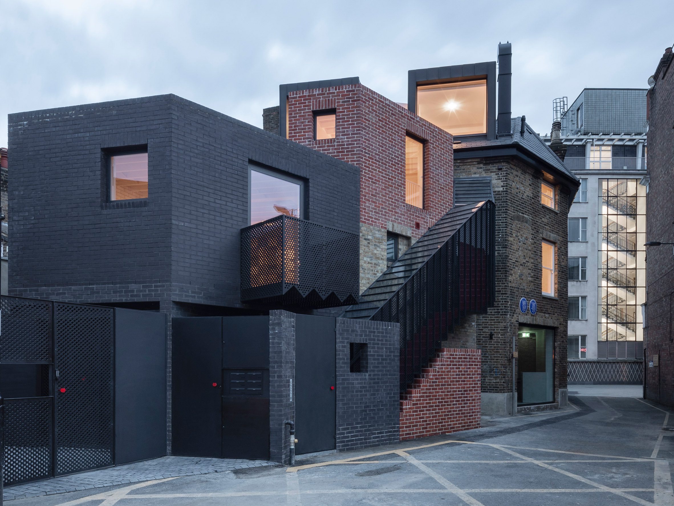 Night view of The Queen of Catford by Tsuruta Architects