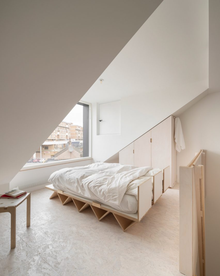 Dek tempat tidur di The Queen of Catford oleh Tsuruta Architects
