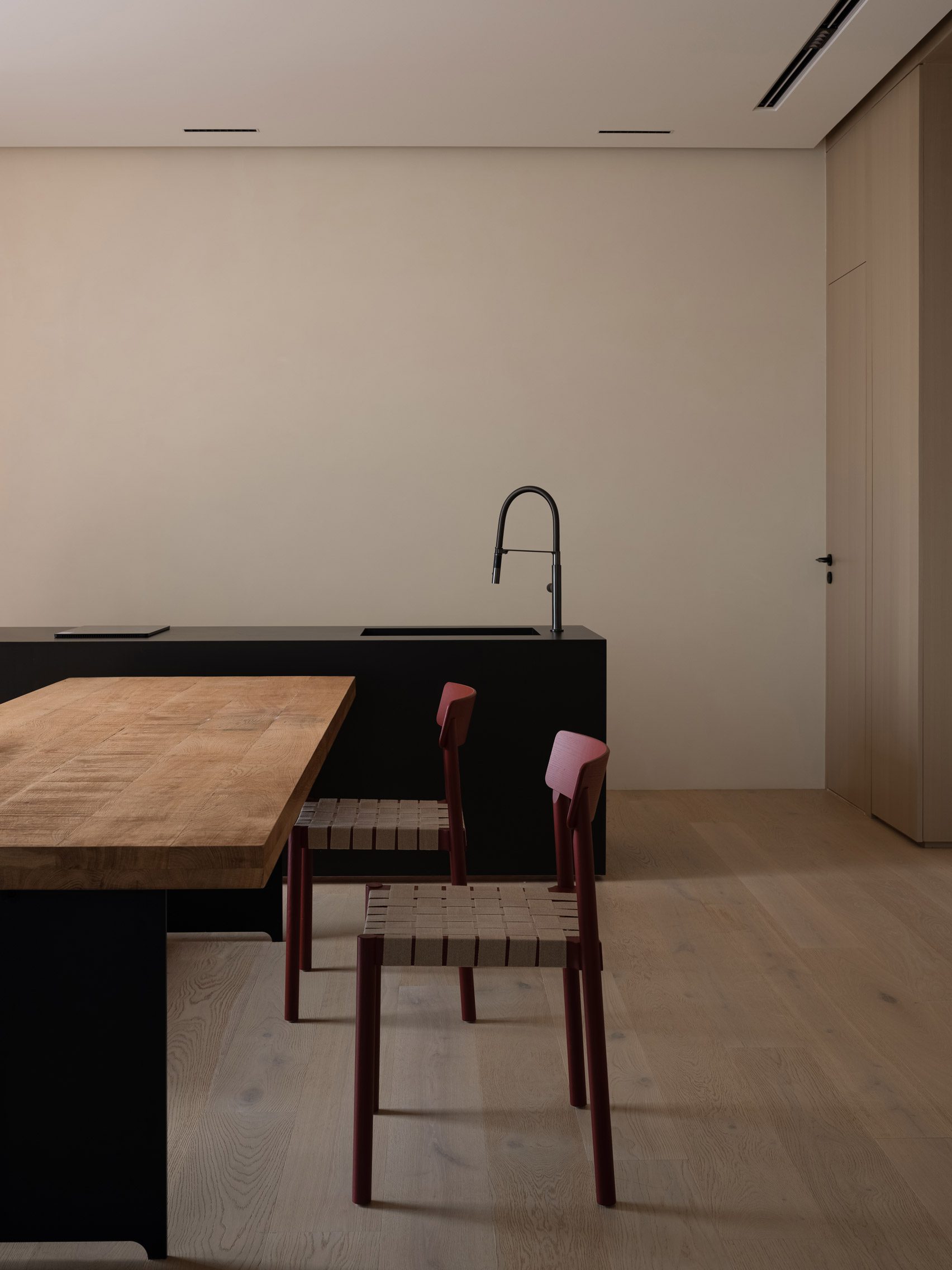 Ruang makan minimalis oleh Arsitektur AD