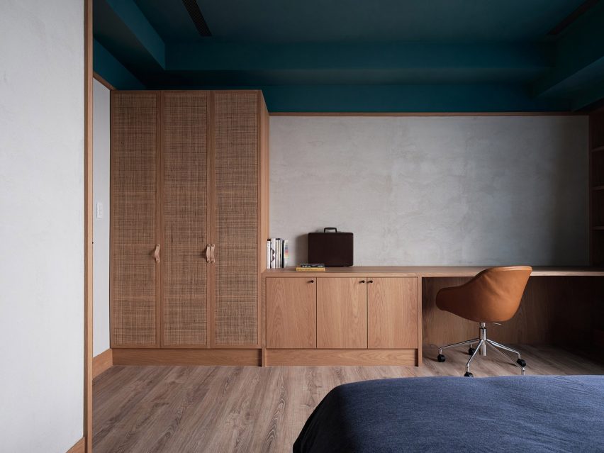اتاق خواب با سقف چوبی و مبلمان چوبی در Residence W